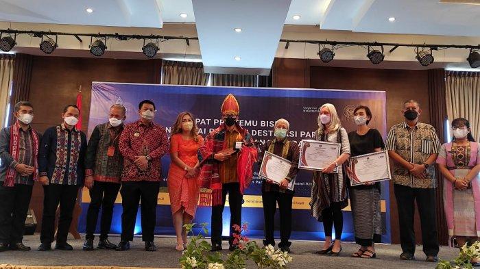 Global Inspeksi Sertifikasi Dan Kementerian Pariwisata Berikan Sertifikasi Untuk Industri Pariwisata Samosir